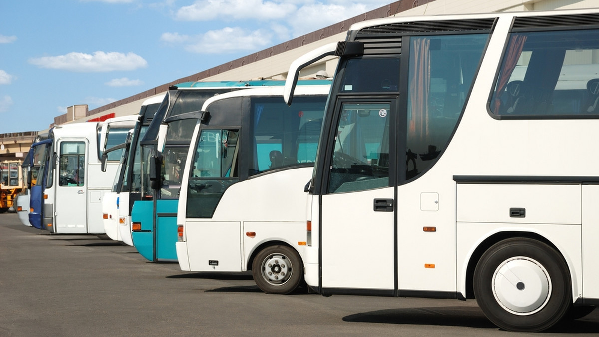 Gdy prezes PiS obiecuje przywrócenie połączeń autobusowych, na prowincji jeden po drugim padają kolejne PKS-y i likwidowane są linie. O problemie pisze w najnowszym "Przeglądzie" Anna Brzeska.