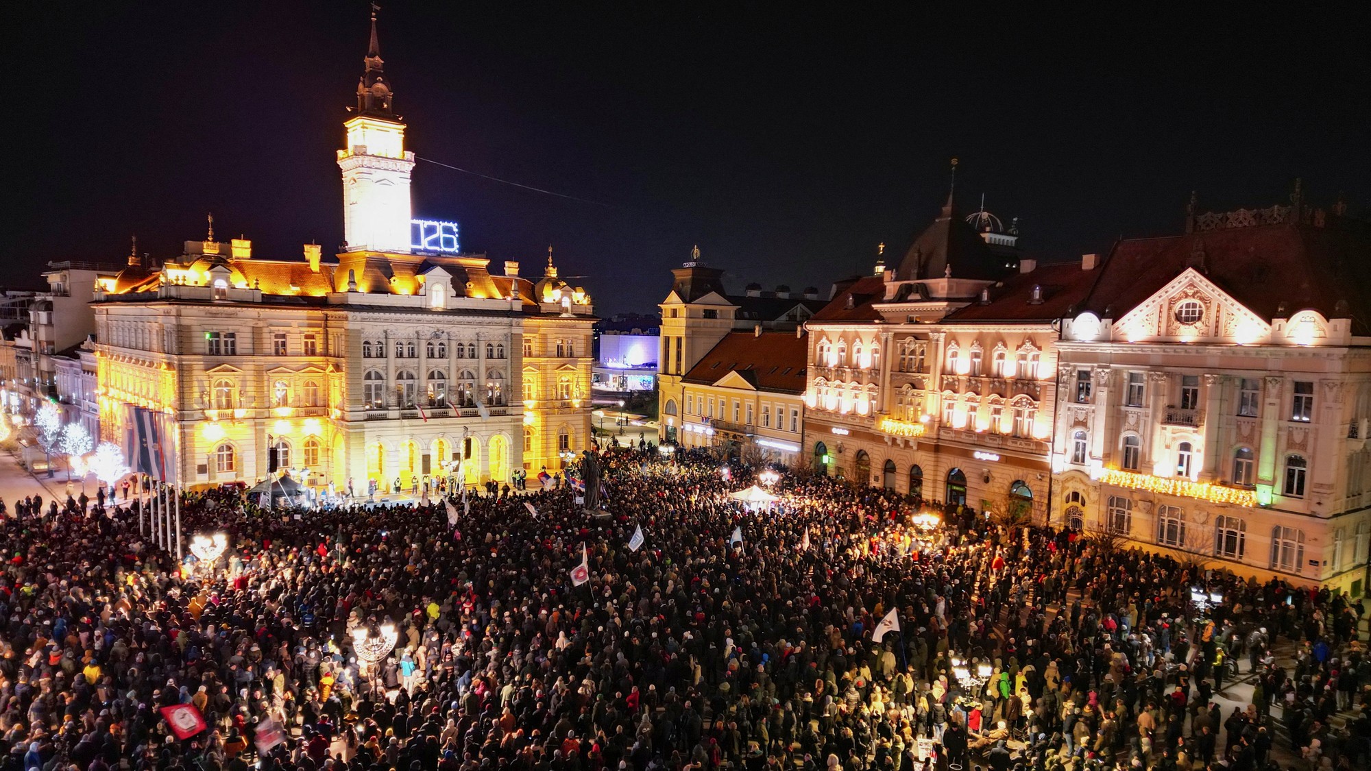 Pohľad z dronu ukazuje študentov a iných demonštrantov, ktorí sa zišli na prvom proteste tohto roka v Novom Sade