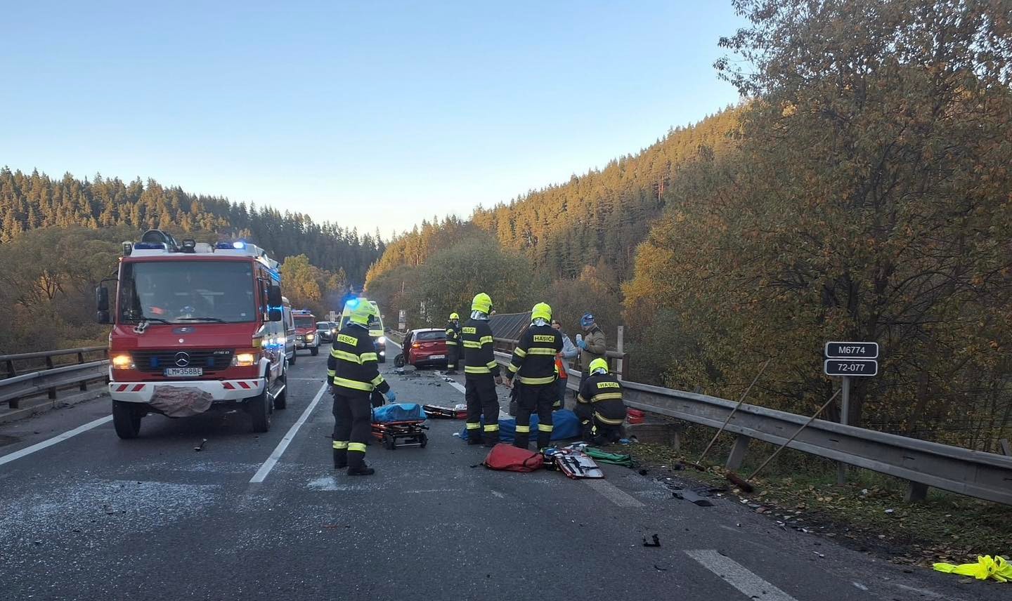 Pri nehode štyroch vozidiel v Liptovskej Porúbke sa zranilo šesť osôb.