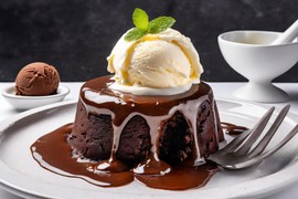LAVA KOLAČ sa sladoledom je savršen spoj čokolade i vanile, toplog i hladnog: RECEPT za poslasticu koja se peče TAČNO 7 MINUTA