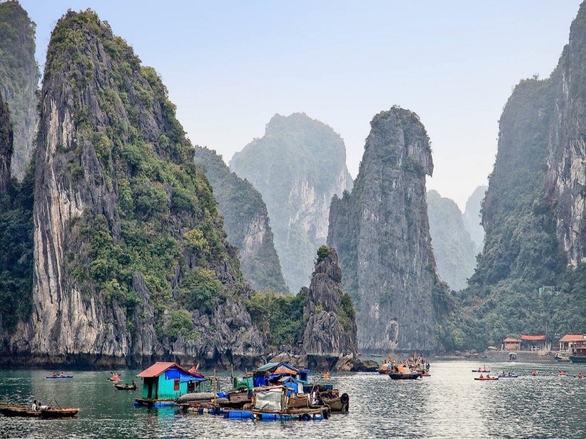 Małe łodzie w Zatoce Ha Long/materiały prasowe Albatros