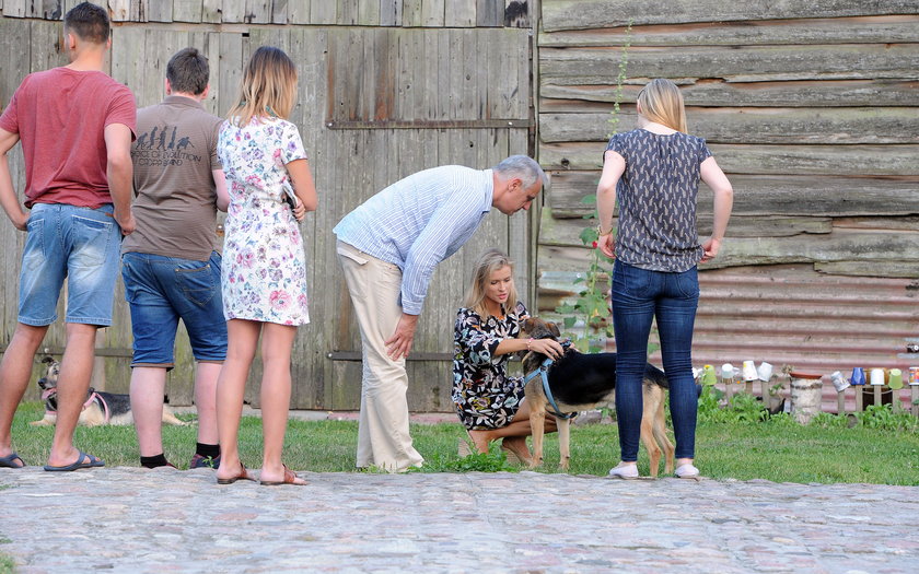 Joanna Krupa z rodziną która przygarnęła psy