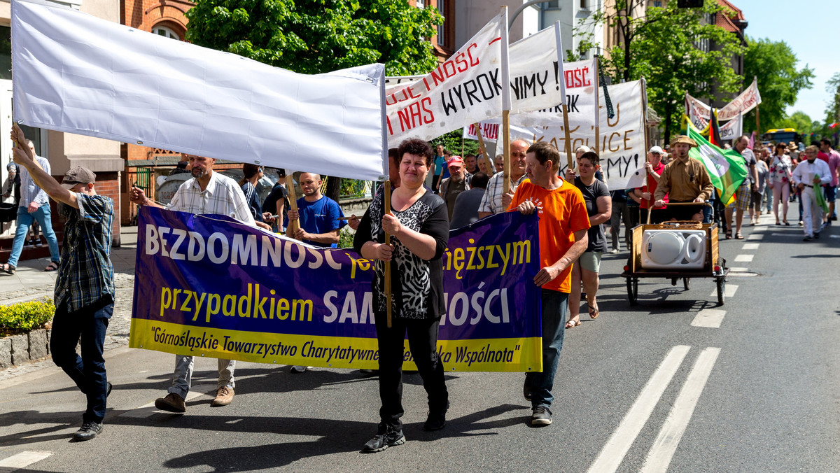 Pod hasłami poprawy losu osób społecznie wykluczonych, bezdomnych, niepełnosprawnych – także intelektualnie - oraz starszych ulicami Katowic przeszedł dziś 23. marsz przeciwko wykluczeniu zorganizowany przez Górnośląskie Towarzystwo Charytatywne.