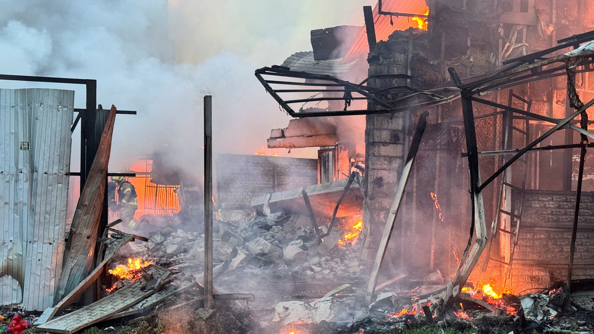 Následky ruského útoku v ukrajinskom Charkove