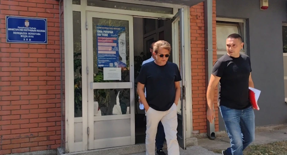 Bjelogrlić je iz policijske stanice izašao oko 12.30 sati u pratnji advokata Milana Petrovića