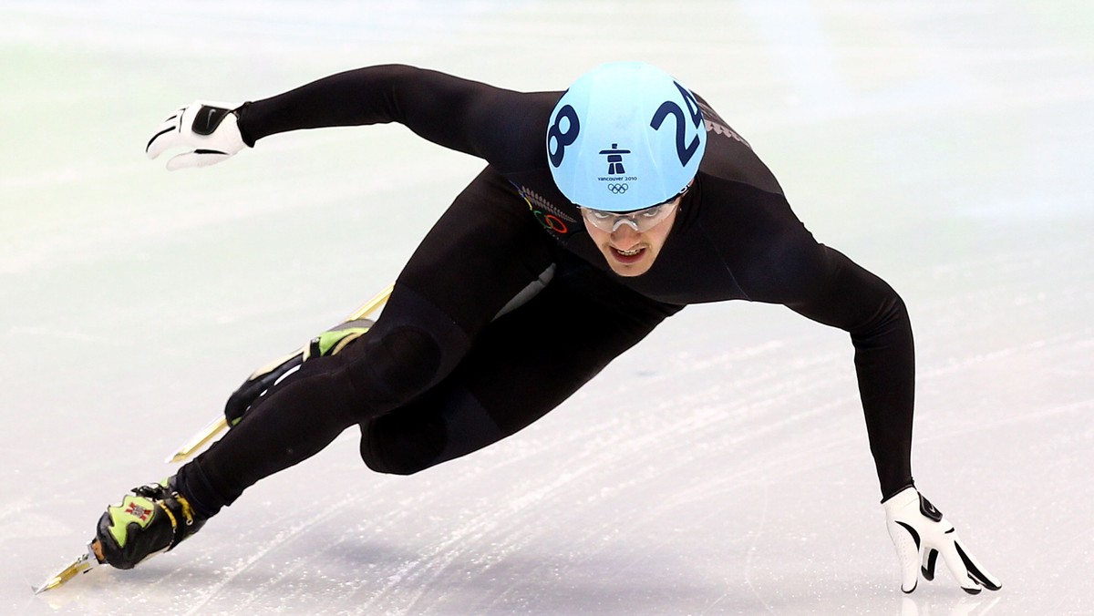 Nowozelandzki łyżwiarz i gej Blake Skjellerup jest znanym ekscentrykiem, pozuje nago do magazynów o seksie. Podczas zimowej olimpiady w Soczi zamierza urządzić prowokację na rzecz obrony praw homoseksualistów.