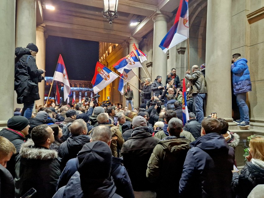 Protest dela opozicije ispred Skupštine grada