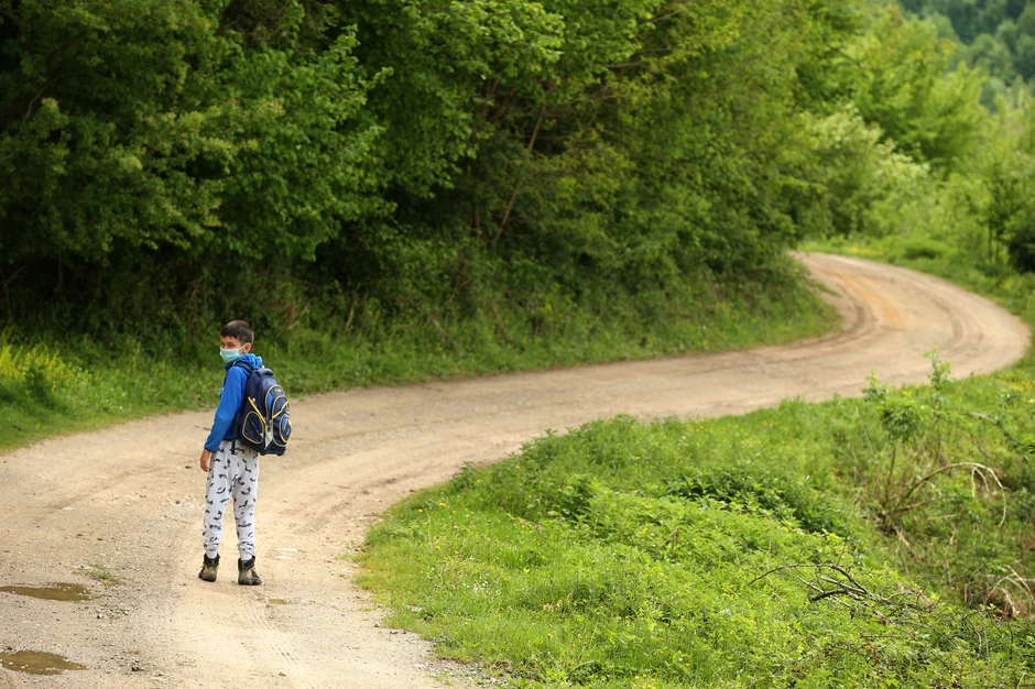Lazo svaki dan pređe kroz šumu pet kilometara do škole 