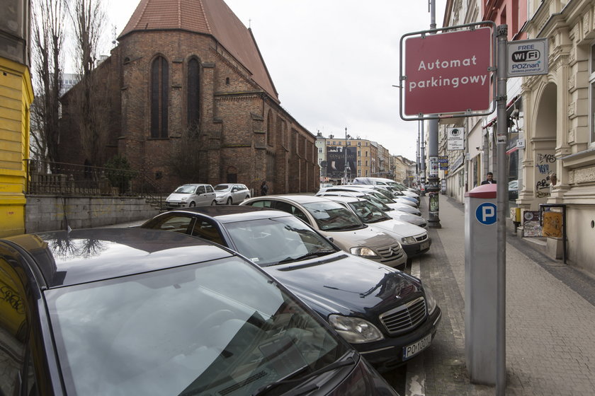 Samochody w strefie płatnego parkowania w Poznaniu