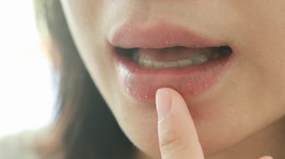 Objawy cukrzycy widać w ustach. Dwa sygnały alarmowe