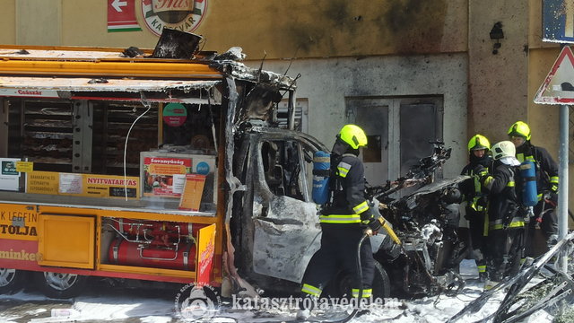 Gázpalackok robbantak fel egy büfékocsiban Kaposváron