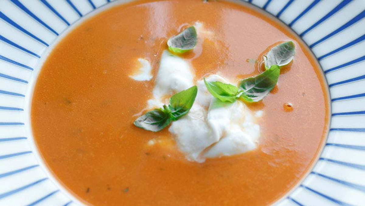 Jeśli lubisz zupy, to ten pomidorowy krem na pewno przypadnie ci do gustu. Nie potrzebujesz dużo czasu, żeby  go zrobić.
