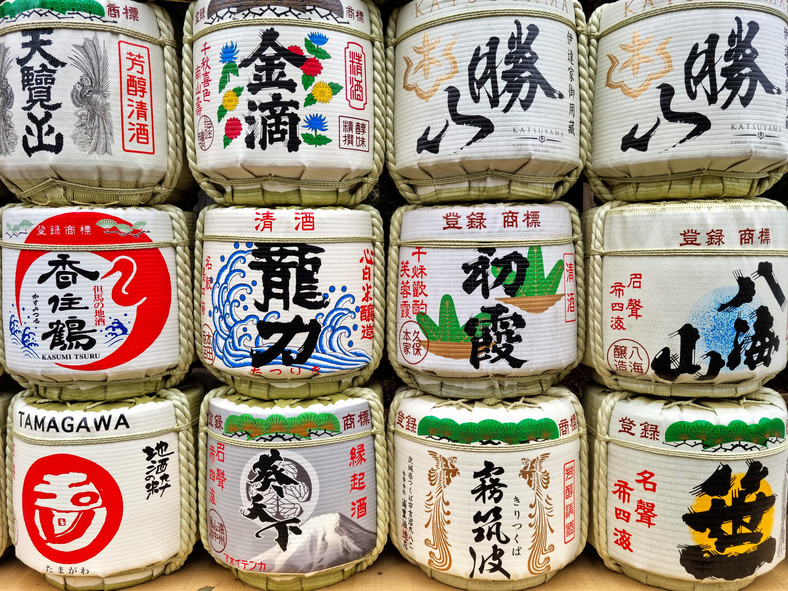 Beczki z sake przekazane w darze świątyni Yasukuni w Tokio