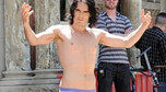 Russell Brand na planie filmu "Arthur" w NY