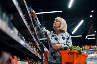 Tańsze paliwo, zakupy i pobyty w sanatoriach dla seniorów. Z tych ulg mogą skorzystać osoby 60+