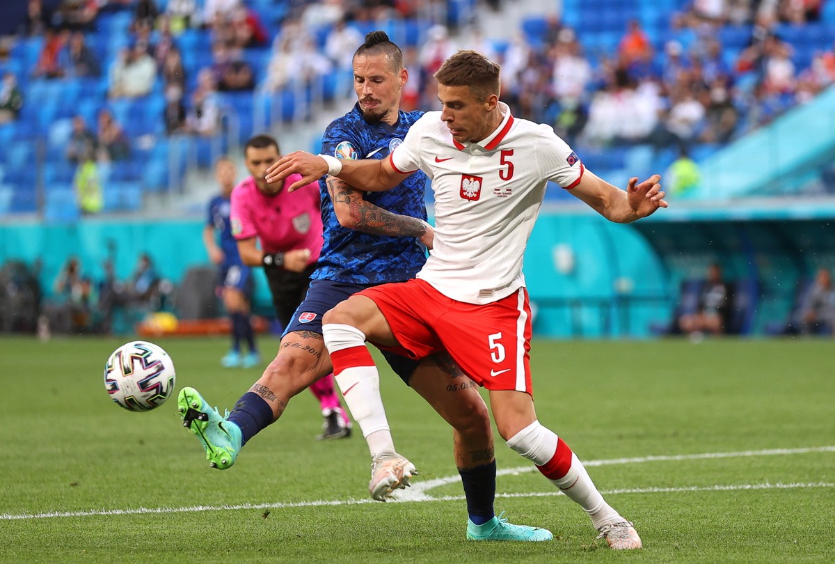 Jan Bednarek w starciu z Markiem Hamsikiem podczas meczu Polski ze Słowacją w Sankt Petersburgu