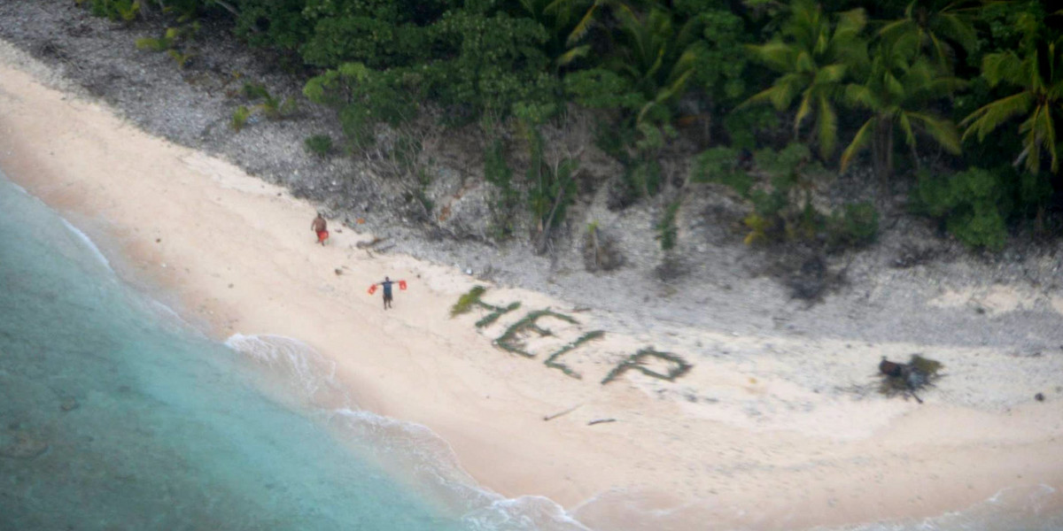 Dwóch z trzech zaginionych mężczyzn, którzy utknęli na bezludnej wyspie atolu Pikelot w Mikronezji, macha kamizelkami ratunkowymi do pilota morskiego samolotu patrolowo-rozpoznawczy P-8A Poseidon Marynarki Wojennej USA