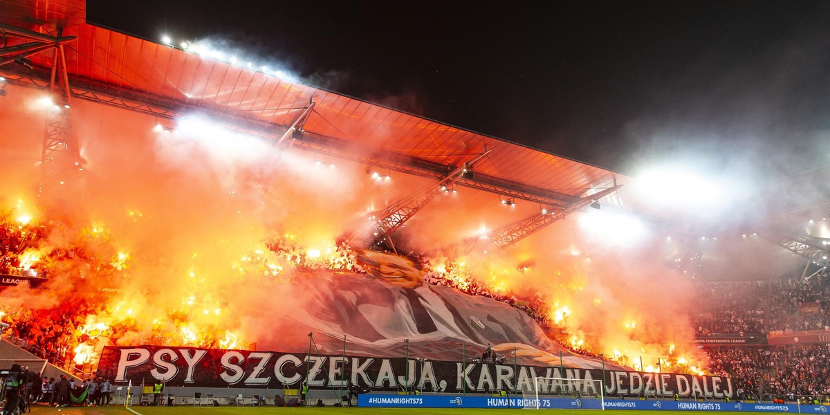 Mecz z AZ Alkmaar został opóźniony o pięć minut z powodu zadymienia boiska po oprawie kibiców z Łazienkowskiej. Wiadomo było, że za takie zachowanie kibiców Legia dostanie kolejne kary od UEFA. 