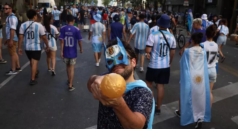 Des supporters argentins ont envahi les rues de Buenos Aires après le sacre de l'Albicéleste au Mondial 2022. 