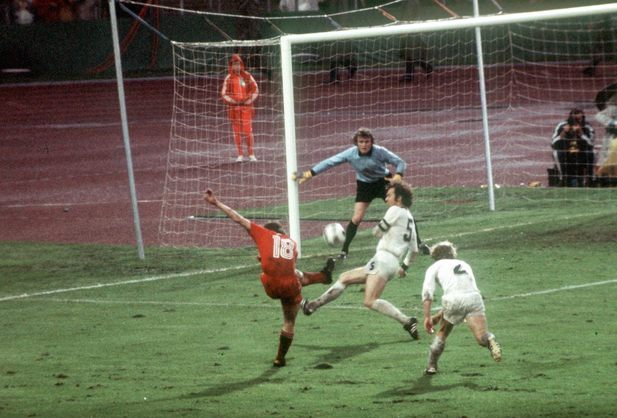 Podczas MŚ w 1974 roku Robert Gadocha brał udział m.in. w historycznym „meczu na wodzie" z RFN (w tej sytuacji groźnie strzela na bramkę Seppa Maiera). Polska przegrała go 0:1 po golu Gerda Müllera. Mimo to Biało-Czerwoni zajęli trzecie miejsce w turnieju.