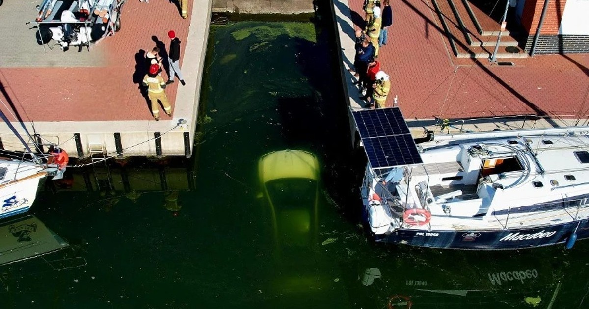 BMW nagle wylądowało w wodzie. Akcja strażaków trwała kilka godzin