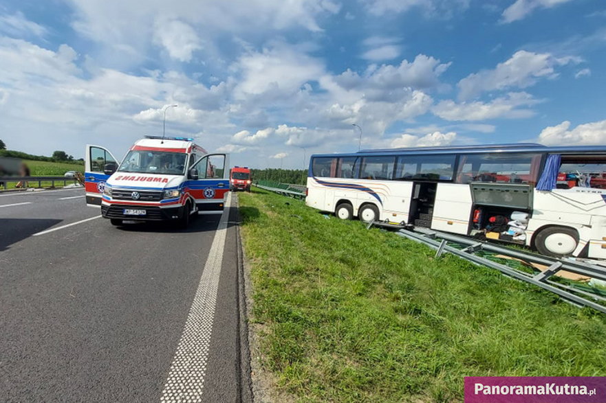 Autobus wiozący dzieci zderzył się z ciężarówką na A1. 10 osób rannych, droga jest zablokowana