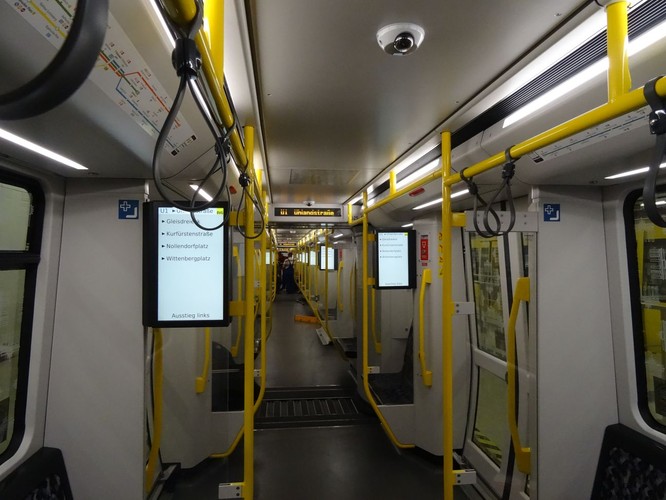 A to pozwala na bardziej komfortowe rozmieszczenie foteli i większą wygodę podróżnych. Wyzwaniem było uzyskanie dla nich homologacji niemieckiego regulatora EBA. Przypomnijmy, że ten okazał się barierą nie do przejścia m.in. dla pociągów Link polskiej Pesy, które miały zawojować niemiecki rynek, ale kontrakt dla Netinery został zerwany. Na zdj. wnętrze wagonu metra w Berlinie.