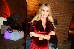 Agnieszka Hyży prezentuje figurę w obcisłym stroju wśród palm [FOTO]