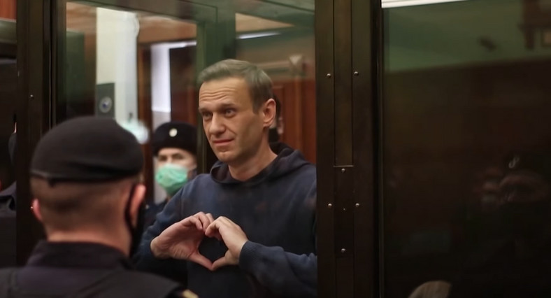 Aleksiej Nawalny podczas rozprawy w sądzie pokazuje serce do żony Julii / YouTube / Reuters
