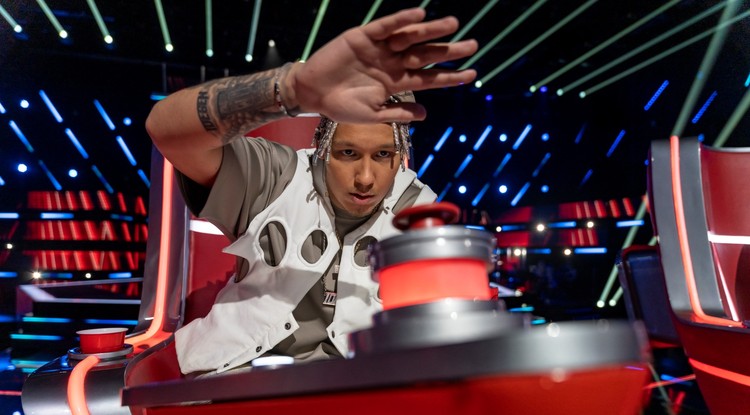 Manuel a The Voice zsűritagjaként integet a gombnak