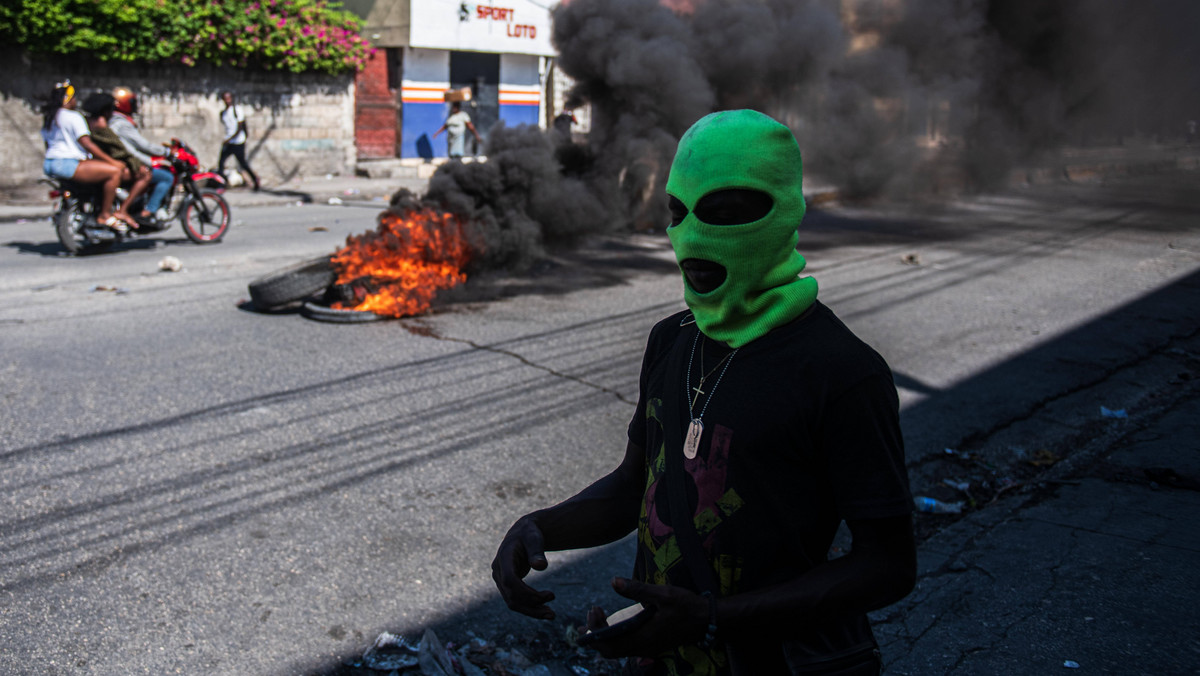 Zamaskowany mężczyzna na ulicy Port-au-Prince (zdjęcie z 1 marca 2024 r.)