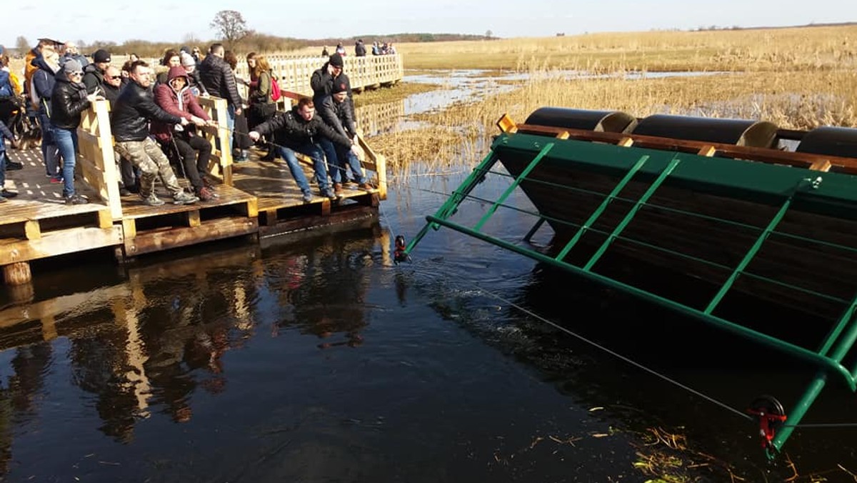 Wywrócił się pomost z turystami na rzece Narew. Sprawę bada policja i prokuratura