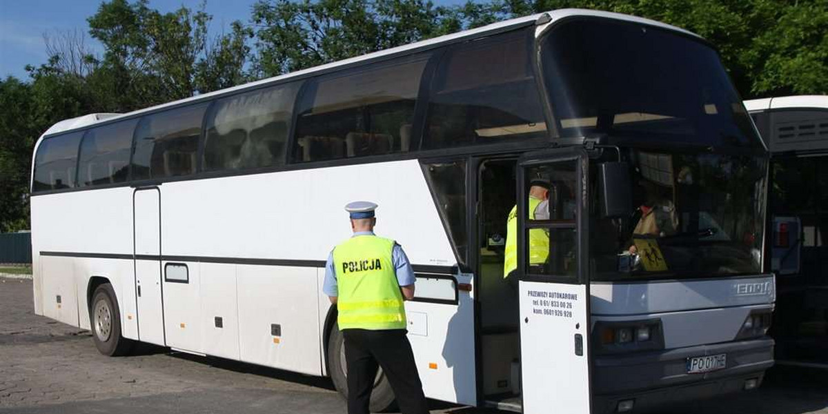 Zadbaj, by twoje dziecko, jadąc na kolonie, było bezpieczne. Autokar, jakim wyruszy w trasę, musi być sprawny. Jak to sprawdzić? Zgłoś planowany wyjazd policji