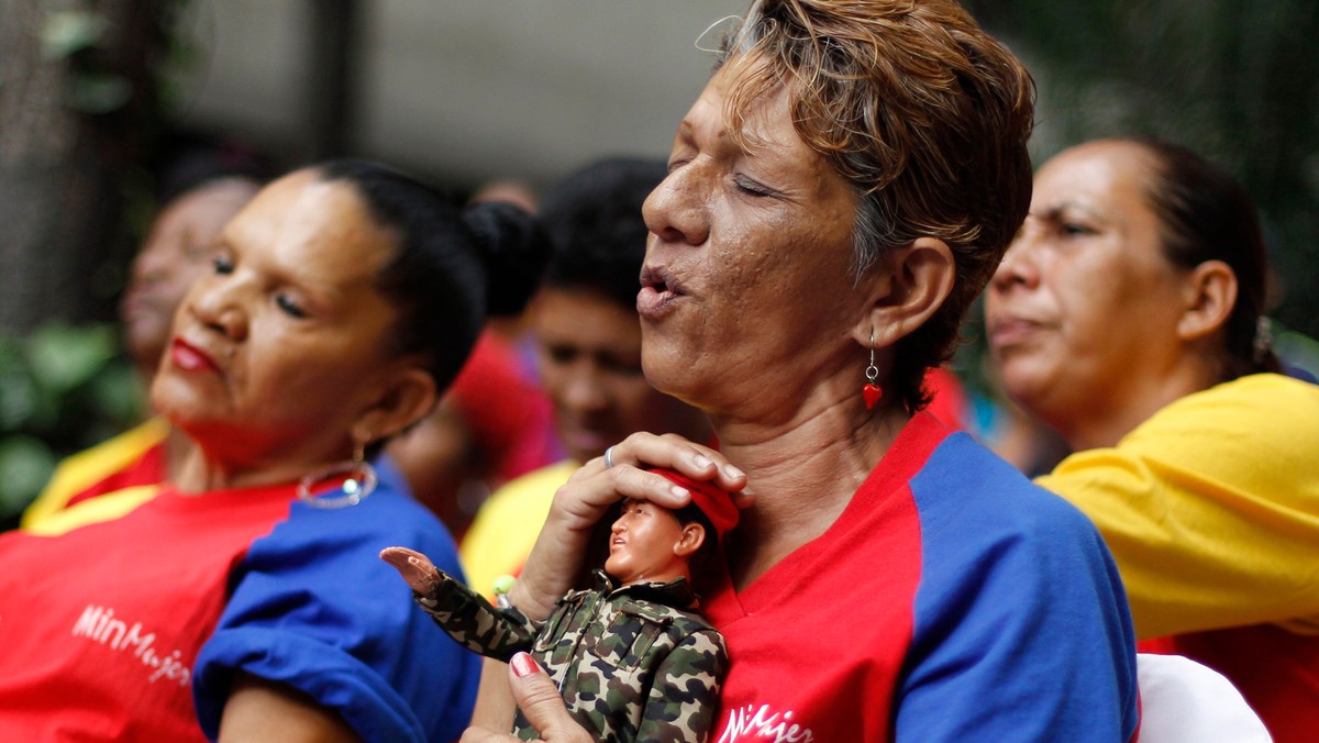 Chory na raka prezydent Wenezueli Hugo Chavez przeszedł na Kubie operację, która zakończyła się pomyślnie - poinformował wenezuelski wiceprezydent Nicolas Maduro.