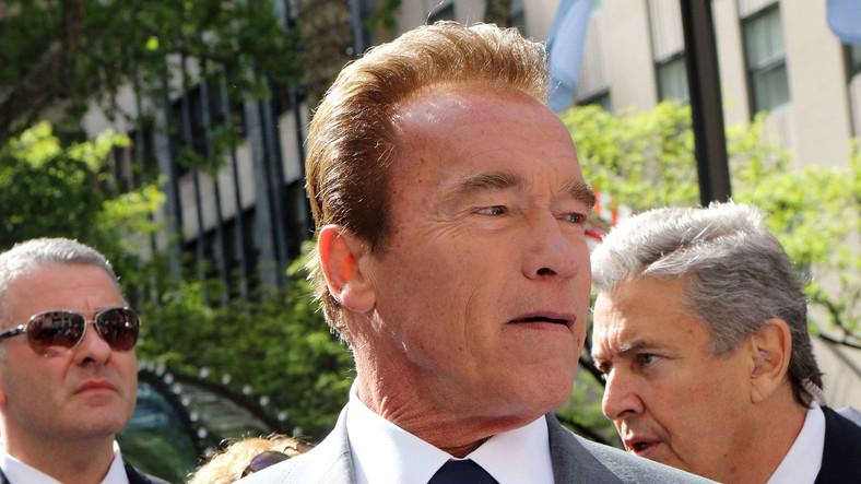 Élő szövet fémvázon: így néz ki Schwarzenegger, amikor biciklire pattan -  fotó - Blikk