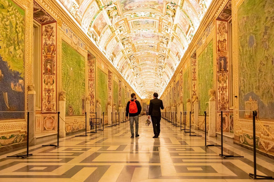 Klucznik prowadzi zwiedzającego przez puste korytarze Muzeów Watykańskich
