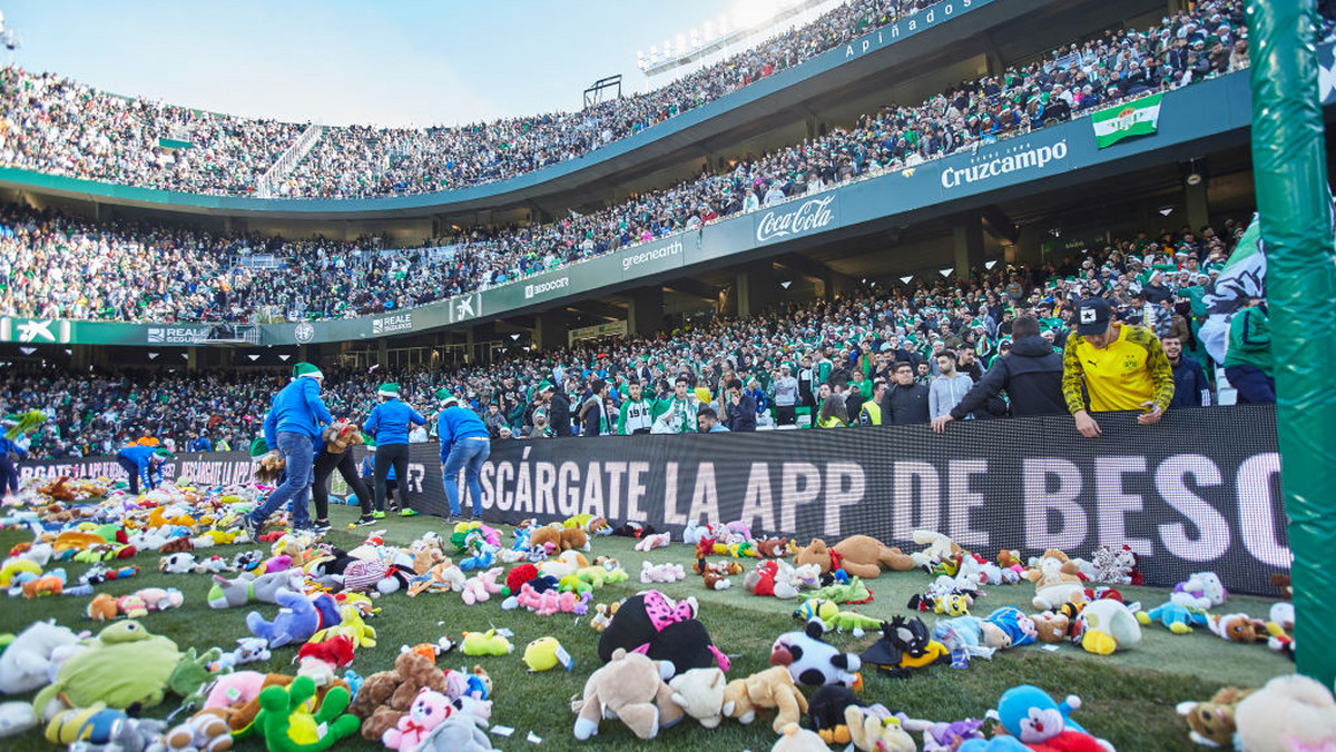 Wyjątkowa akcja Realu Betis, tysiące maskotek na murawie