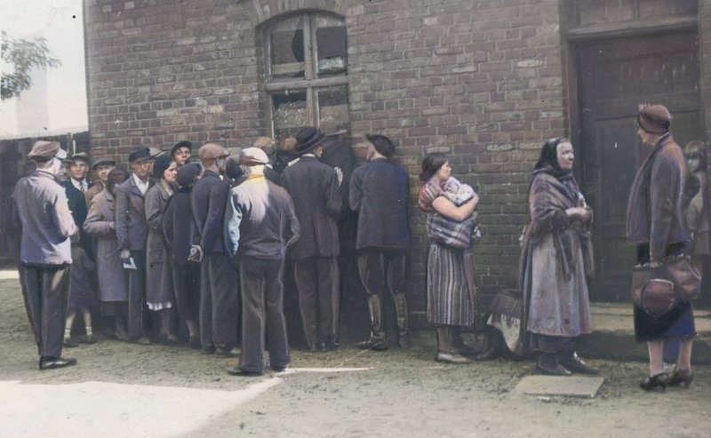 Grupa bezrobotnych mieszkańców Sosnowca na jednej z ulic miasta. 1933 rok. Źródło: Narodowe Archiwum Cyfrowe.