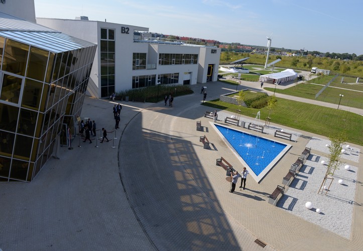 Centrum Badawcze w Jabłonnie jest częścią Instytutu Maszyn Przepływowych im. R. Szewalskiego w Gdańsku. Nowa zamiejscowa placówka gdańskiego instytutu to największe i najnowocześniejsze centrum badawcze tego typu w Polsce i jedno z trzech w Europie. Budowa i wyposażenie centrum w Jabłonnie kosztowało około 90 mln zł. <br><br> (mr) PAP/Marcin Obara