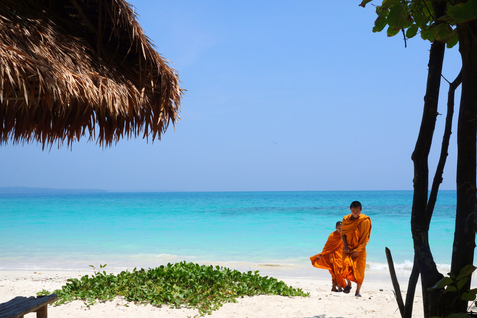 Spacer mnicha po plaży na wyspie Havelock