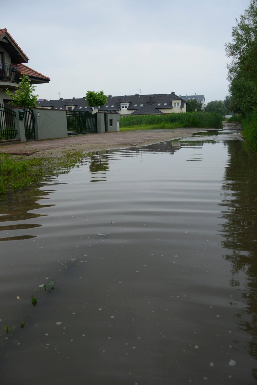 Woda zalała ulicę Będkowską we Wrocławiu