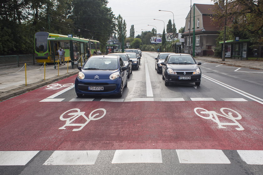 Rowerowy bubel na ulicy Pułaskiego. Tuż obok śluzy dla cyklistów