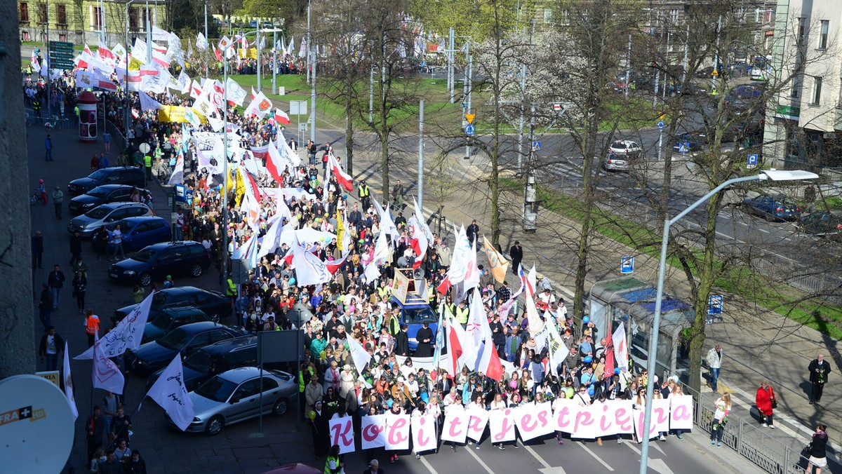 Około 20 tys. osób przemaszerowało w niedzielę ulicami Szczecina w największym w kraju Marszu dla Życia. Kolorowym i głośnym marszem uczestnicy manifestowali konieczność obrony życia od poczęcia aż do naturalnej śmierci.