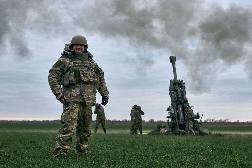 Ukrajinski vojnici pucaju na ruske položaje iz haubice M777 u Hersonskoj oblasti 9. januara