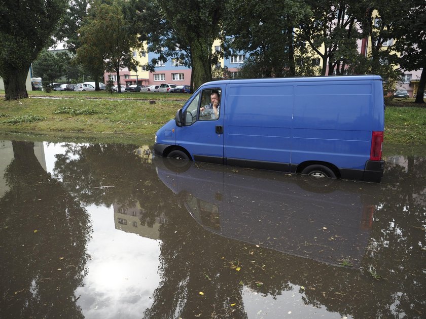 Krajobraz po nawałnicy w Łodzi. Powalone drzewa, zalane ulice...