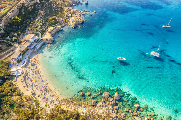 Malta, Paradise Bay Beach. Polacy pokochali tę wyspę. Tu sezon trwa prawie cały rok