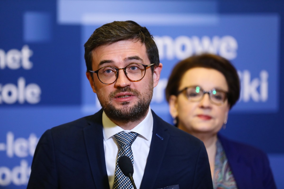 Warszawa, 17.04.2019. Minister edukacji Anna Zalewska (P) i dyrektor Centralnej Komisji Egzaminacyjnej Marcin Smolik (L) podczas konferencji prasowej, 17 bm. w siedzibie resortu w Warszawie, w trzecim dniu egzaminu ósmoklasistów oraz dziesiątym dniu strajku nauczycieli. (kf) PAP/Rafał Guz