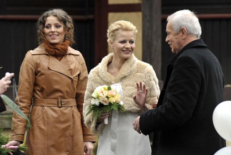Karolina Muszalak, Małgorzata Kożuchowska i Marian Dziędziel w serialu "Tylko miłość", 2008 r.