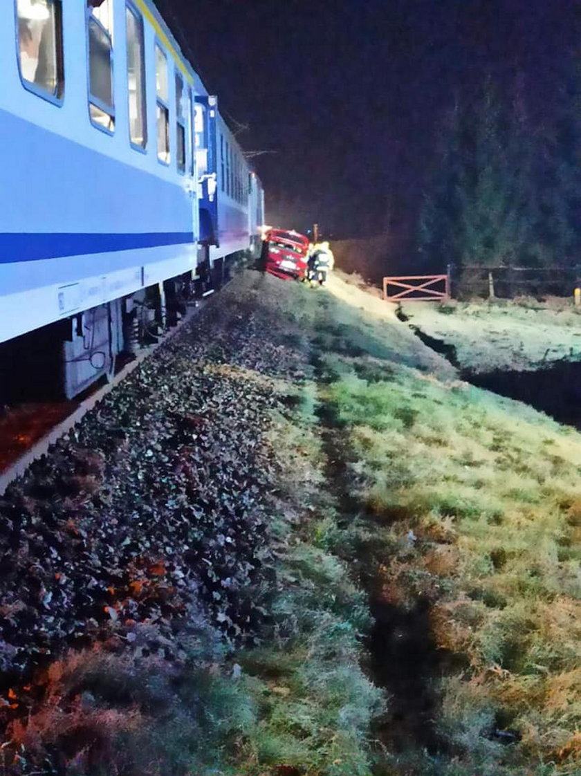 Pociąg uderzył w auto koło Gorlic. Poszkodowana kobieta z dwójką małych dzieci