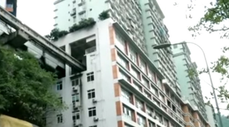 A panelház hatodik és nyolcadik emelete között megy a vonat / Fotó: Részlet a videóból